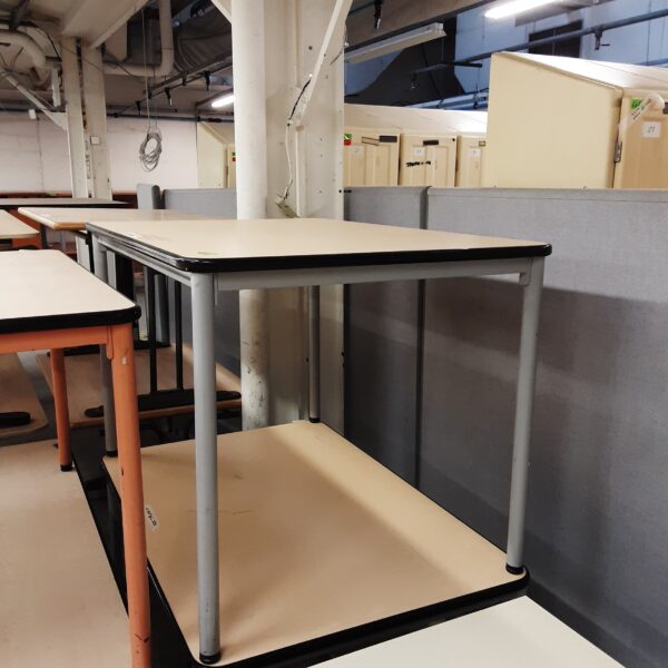 Table 121 x 78 x 75 cm