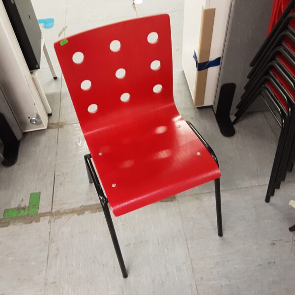 Chaise rouge en bois