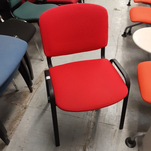 Chaise rouge de réunion