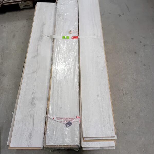 Parquet stratifié 8 mm 128.5*18.8 ≃4M² BERRY ALLOC