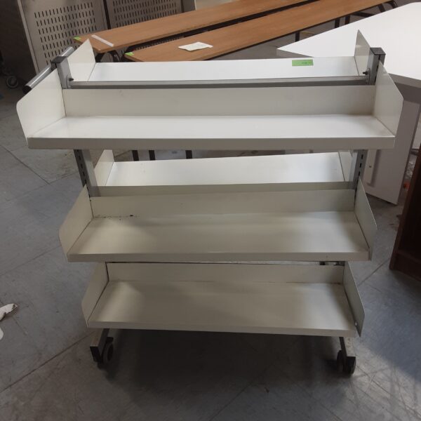 Etagère à roulettes